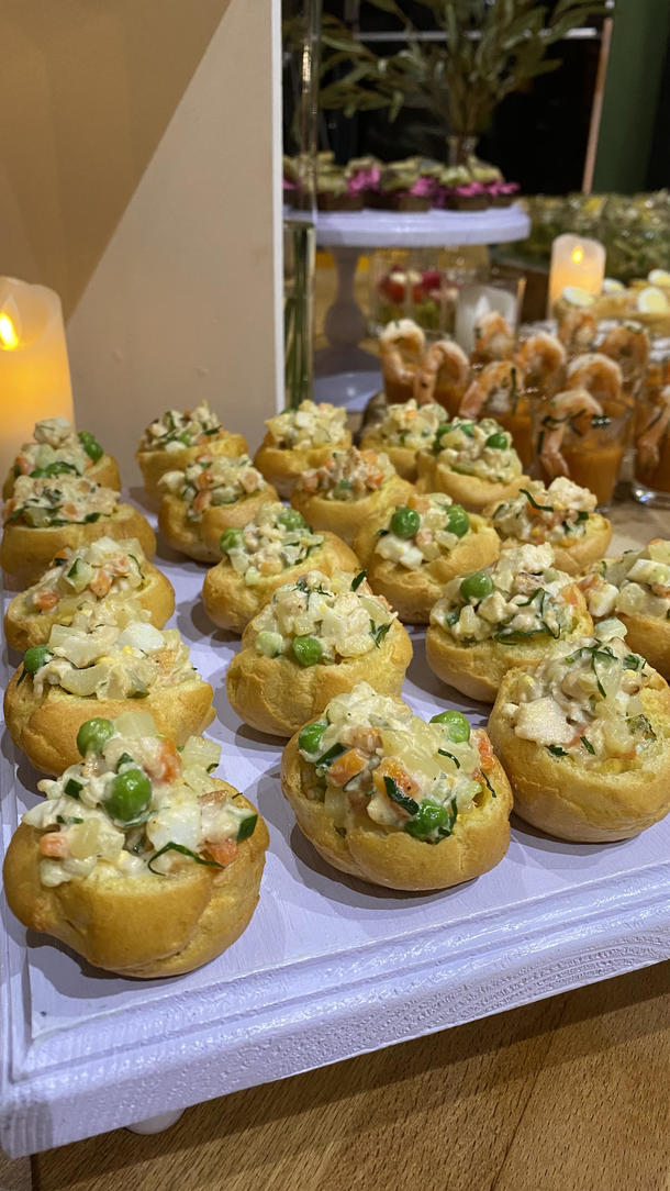 Оливье с запеченными овощами и курицей в тарталетке