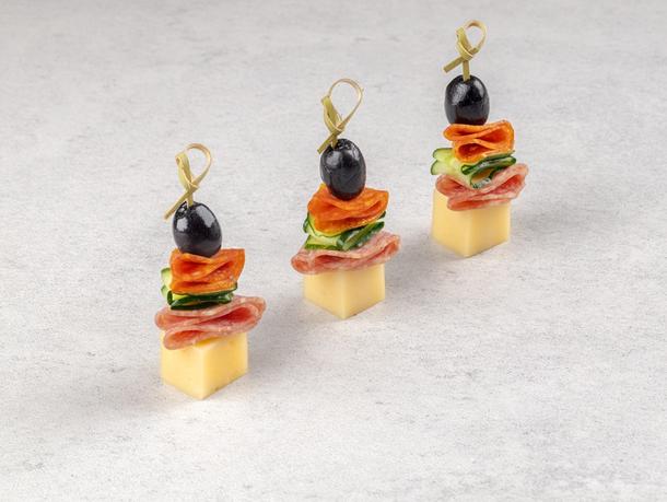 Канапе с двумя мясными деликатесами