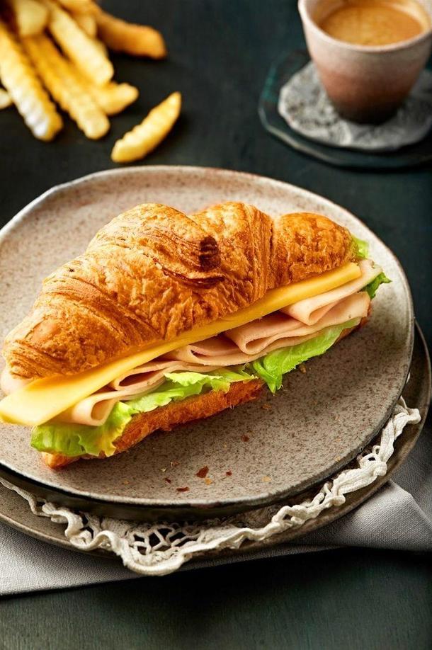 Круассан Цезарь с куриным филе Круассан Цезарь с куриным филе