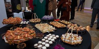 Аппетитный фуршетный сет с горячими закусками на 13-15 персон